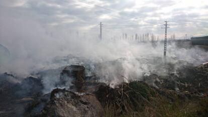 Imágenes del incendio en el vertedero proporcionadas por el Consorcio de Bomberos.