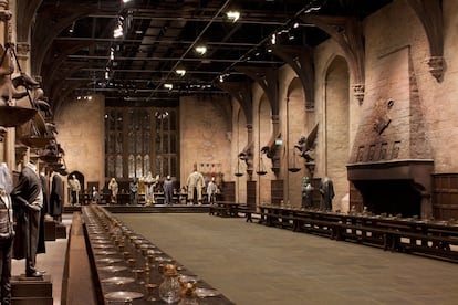 El Gran Comedor del Colegio de Hogwarts, con algunas piezas de vestuario de las películas expuestas para el público. 