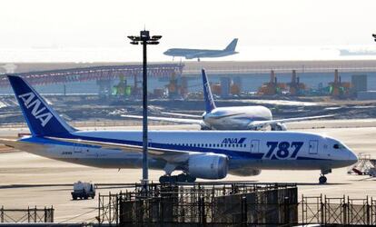 Uno de los 787 Dreamliner de ANA que siguen sin volar sobre la pista del aeropuerto de Haneda, en Tokio.