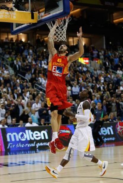 Pau Ribas encesta ante Schroeder en el partido frente a Alemania.