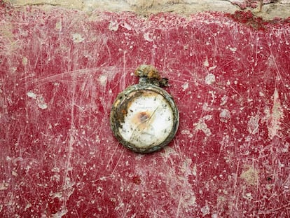 Reloj encontrado, en diciembre de 2014, en una fosa común en el cementerio de San Roque de Puerto Real (Cádiz).