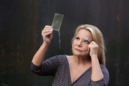 Celia Sánchez con una lente y un protector de pantalla que disminuyen la luz azul.