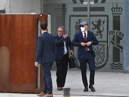 Los dos 'mossos' que acompañaban a Puigdemont cuando fue detenido en Alemania salen, junto a su abogado (en el centro) de la sede de la Audiencia Nacional donde están siendo juzgados.