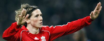 Fernando Torres celebra su gol al Inter en San Siro.