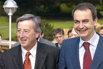 El primer ministro luxemburgués, Jean-Claude Juncker (izquierda), y Rodríguez Zapatero, en Luxemburgo.