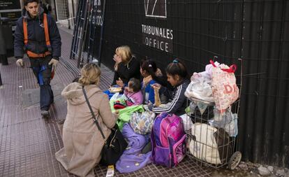 Una familia vive en situación de calle en Buenos Aires.