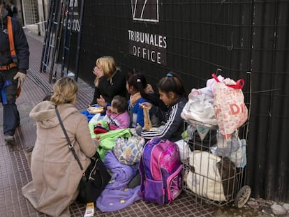 Família vivendo em situação de rua em Buenos Aires.