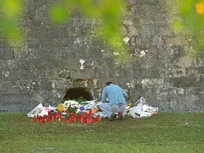 Flores y velas en recuerdo de Jokin junto a la muralla de Hondarribia.