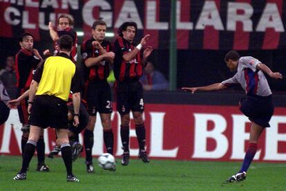 En 2000, Rivaldo ofreció un recital en San Siro contra el Milan, al que marcó un 'hat trick' que permitió al Barça arañar un valioso empate (3-3). En la imagen, el brasileño dispara a portería por debajo de la barrera formada por los jugadores del Milan.