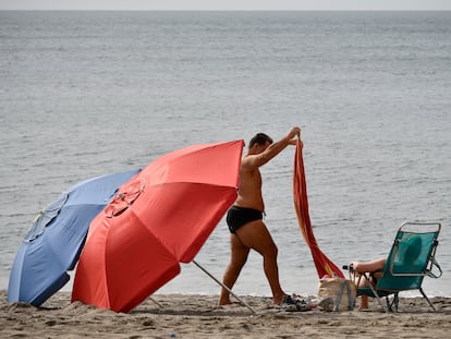 Unos bañitas en la playa del Zapillo en Almería, el pasado miércoles.