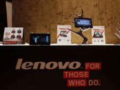 Tabletas Lenovo en un expositor