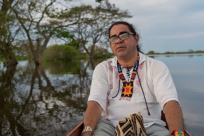 Isidro Álvarez, ambientalista, en un viaje en Canoa por una de las ciénagas del municipio de Sucre, el 21 de noviembre de 2022.