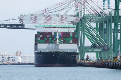 Un carguero en el puerto de Los Ángeles en San Pedro (California).