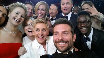 Ellen DeGeneres hizo esta selfie con su móvil durante la gala de los Oscar de este año. La foto fue famosa por quienes salieron y también por aquellos que no anduvieron rápidos a la hora de posar. Mencionaremos a quienes sí salieron, todos sonrientes. En la primera fila, de izquierda a derecha, Jared Leto, Jennifer Lawrence, Meryl Streep, Ellen DeGeneres, Bradley Cooper y Peter Nyong'o Jr. En la segunda fila, Channing Tatum, Julia Roberts, Kevin Spacey, Brad Pitt, Lupita Nyong'o y Angelina Jolie.