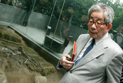 El escritor Kenzaburo Oé, en 2006, durante una visita al Memorial de la Masacre de Nanjing, causada por las tropas japonesas en la provincia china de Jiangsu en 1937.