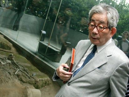 El escritor Kenzaburo Oé, en 2006, durante una visita al Memorial de la Masacre de Nanjing, causada por las tropas japonesas en la provincia china de Jiangsu en 1937.