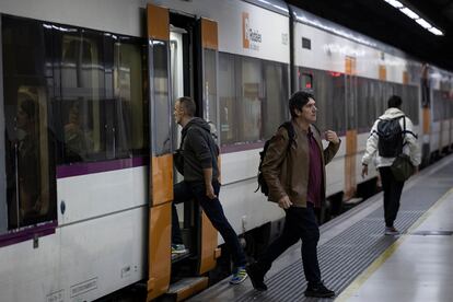 Usuarios de Rodalies Renfe en la Estacion de Sants, en Barcelona, el octubre de 2023.