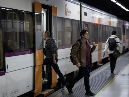 Usuarios de Rodalies Renfe en la Estacion de Sants, en Barcelona, el octubre de 2023.