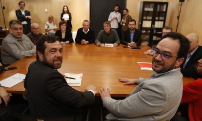 Gutiérrez (izquierda), de Ciudadanos, y Hernando, del PSOE, en una reunión la pasada semana.