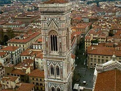 Vista de Florencia con el campanario de la catedral en primer plano.