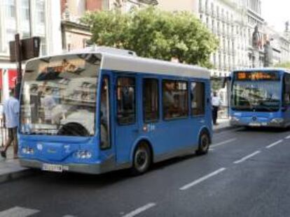 El autobús híbrido -eléctrico y diésel- de la Empresa Municipal de Transportes de Madrid (EMT) circula por la calle de Alcalá, de Madrid.