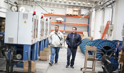Dos trabajadores de Caesma en el interior de la fábrica.