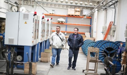 Dos trabajadores de Caesma en el interior de la f&aacute;brica. 