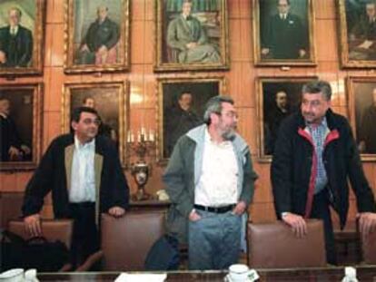Toni Ferrer, de UGT, a la izquierda, junto a Cándido Méndez y José María Fidalgo, al comienzo de la reunión con el ministro de Trabajo. Madrid 21 de mayo de 2002