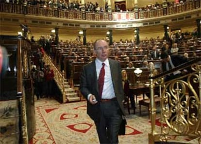 Rodrigo Rato abandona el hemiciclo del Congreso de los Diputados el pasado jueves.