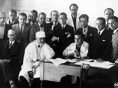 Gregorio Marañón, con bata y gorro, con alumnos en un hospital de Madrid en 1931.