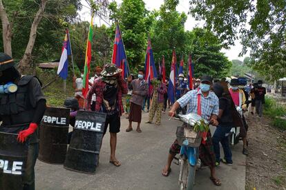 Manifestación contra el golpe militar en Myanmar en el municipio de Three Pagodas, en el este del país.