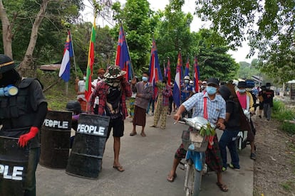 Manifestación contra el golpe militar en Myanmar en el municipio de Three Pagodas, en el este del país.