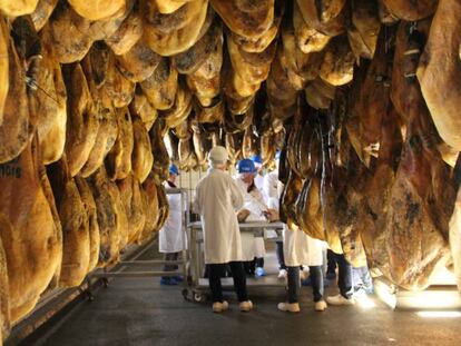 Un equipo de El Corte Inglés en las bodegas de Cinco Jotas, en Jabugo.