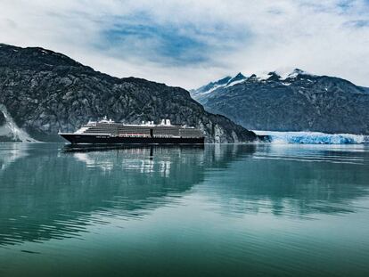 Un barco de crucero junto al glaciar Margerie, en Glacier Bay, Alaska (EE UU). 