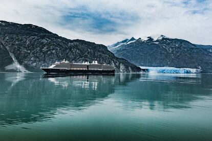 Un barco de crucero junto al glaciar Margerie, en Glacier Bay, Alaska (EE UU). 