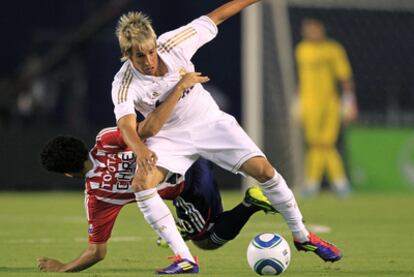 Coentrao defiende el balón presionado por Mejía en el segundo amistoso de la pretemporada del Madrid.