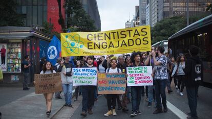 Estudiantes durante la manifestación contra las políticas de Bolsonaro en São Paulo.