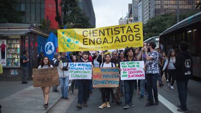 Estudiantes durante la manifestación contra las políticas de Bolsonaro en São Paulo.