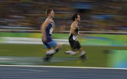 El neozelandés Liam Malona y el estadounidense Hunter Woodhall compiten en la prueba de 200 m T44.