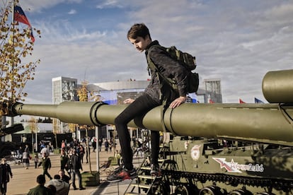 Um jovem em cima de um tanque na parte recreativa de um parque de treinamento militar conhecido como Patriot, nas redondezas de Moscou.