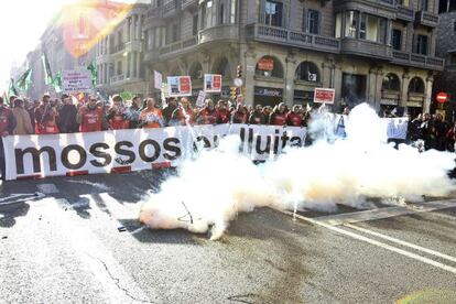 Funcionarios de la administraci&oacute;n, principalmente mossos, cortaron la Via Laietana en protesta por los recortes la semana pasada. 