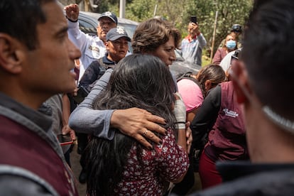 La gobernadora del Estado de México, Delfina Gómez Álvarez, arriba al lugar deslave en Naucalpan de Juárez, el 17 de septiembre 2024.