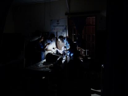 Un equipo de cirujanos intentando operar sin apenas luz en el Hospital Público de Kabala, Sierra Leona. La imagen pertenece a una serie documentada por The Kids Are Right.