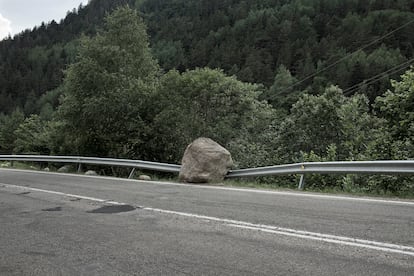 Esta roca, en una carretera de La Vall de Bo, simboliza el choque entre hombre y la naturaleza,
y muestra el frgil equilibrio entre ambos.