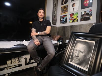 Adrián Sánchez, tatuador profesional de Getafe (Madrid) y pintor de cuadros hiperrealistas que vende en el mercado estadounidense a través de Instagram.