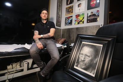 Adrián Sánchez, tatuador profesional de Getafe (Madrid) y pintor de cuadros hiperrealistas que vende en el mercado estadounidense a través de Instagram.