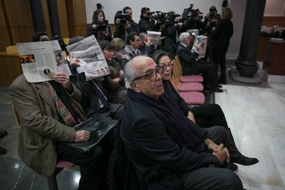 Carlos Morín, junto a su mujer, durante el juicio por los abortos ilegales.