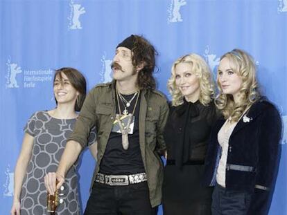 Vicky McClure, Holly Weston y Eugene Hut, los actores de 'Filth and Wisdom', con Madonna
