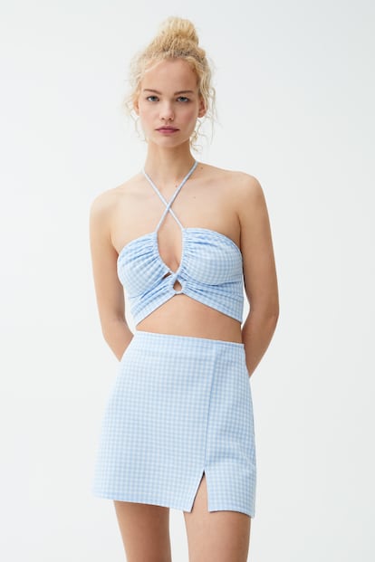 Es uno de los estampados de esta primavera-verano, por lo que esta minifalda de Pull & Bear de cuadros vichy será una de tus imprescindibles de la temporada. 12,99€.