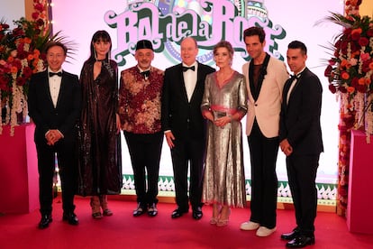 La princesa Carolina de Mónaco y su hermano, Alberto II, posan en el baile de la Rosa junto al periodista Stéphane Bern, los cantantes Zouleika Penniman y Mika y el diseñador del evento, el zapatero Christian Louboutin. La mujer de Alberto II, Charlene, no acudió a la gala benéfica; de hecho, su presencia es poco habitual en esta fiesta.